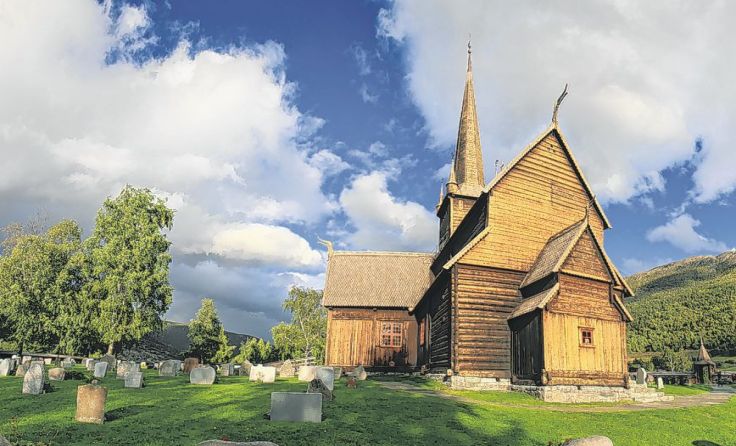 Imposantes Fotomotiv: die im 12. Jahrhundert errichtete Stabkirche Lom Foto: Walter Steinberg