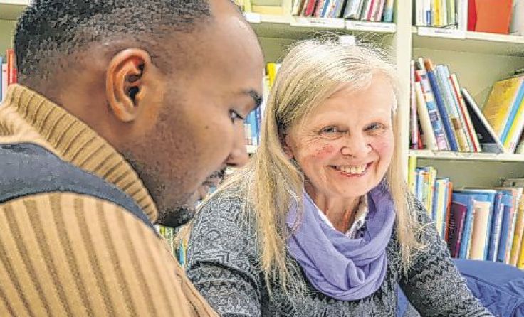 Ilse Angleitner unterstützt Malik Musa bei der Ausbildung. Foto: Caritas