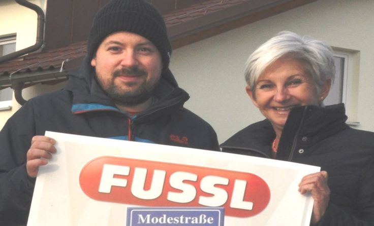 Tips-Redakteur Robert Hofer überreichte Gutscheine an Irmgard Gstettenhofer. Foto: mian 