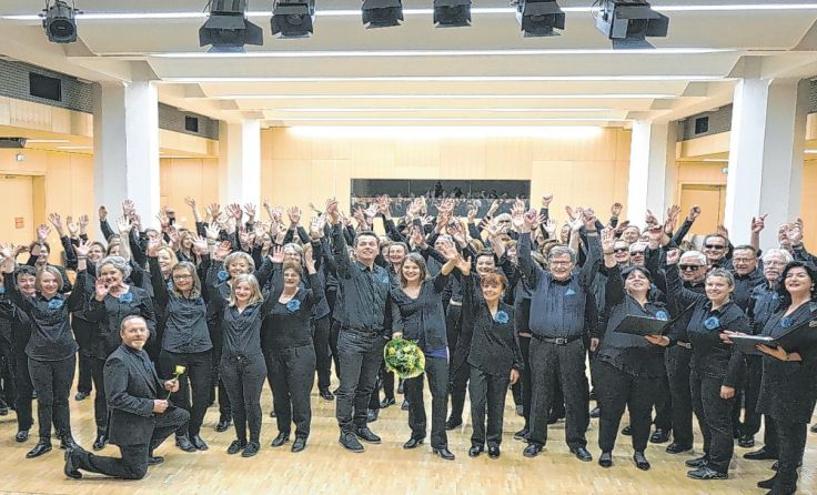 Über 80 Stimmen verzaubern in der Stadthalle mit Musik aus bekannten Filmen. Foto: MGV Sängerlust