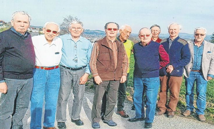 Karl Knell (2. v. li.) im Beisein seiner ehemaligen Traktortechniker-Kollegen