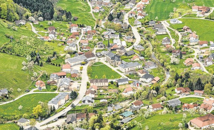 Kleinraming von oben. Im Ortskern wird bald ein neues FF-Haus gebaut. Foto: fotoklub-ulrich.com