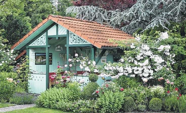 Die Ecken und Winkel in Brigitte Grafs Garten laden zur farbenfrohen Entdeckungsreise einladen.