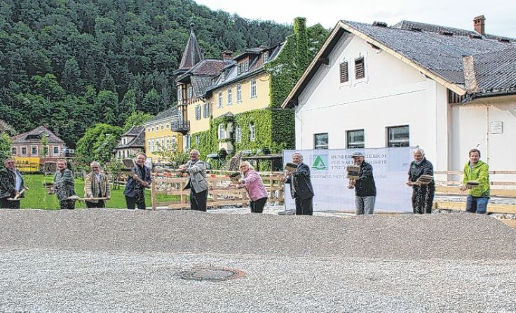 Beim Spatenstich auf der Freifläche des ASKÖ Stockplatzes Foto: Marktgemeinde Weyer