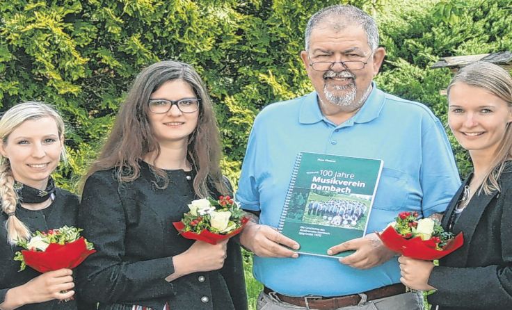 Autor Klaus Pfisterer und die Marketenderinnen des Musikvereins Dambach