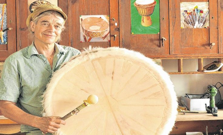 In seiner neuen urigen Werkstätte baut Harald Fröhlich verschiedenste Trommeln. Foto: mian