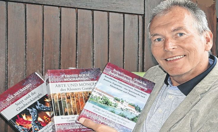 Günter Garstenauer hat erneut ein Buch zur Klostergeschichte herausgegeben. Foto: Tobias Brustbauer