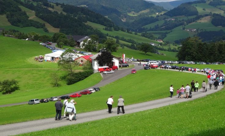 Festzug nach der Feldmesse Richtung Festgelände Foto: Richard Scharrer
