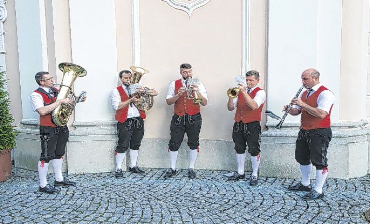 Als Nächstes spielt der MV Reichraming (im Bild: Tanzlmusi) im Schloss Lamberg auf.