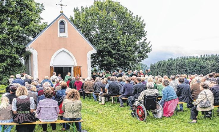 Das Team der ÖVP Sierning rund um Vzbgm. Irene Moser lädt zur Geselligkeit. Foto: Leopold Greil