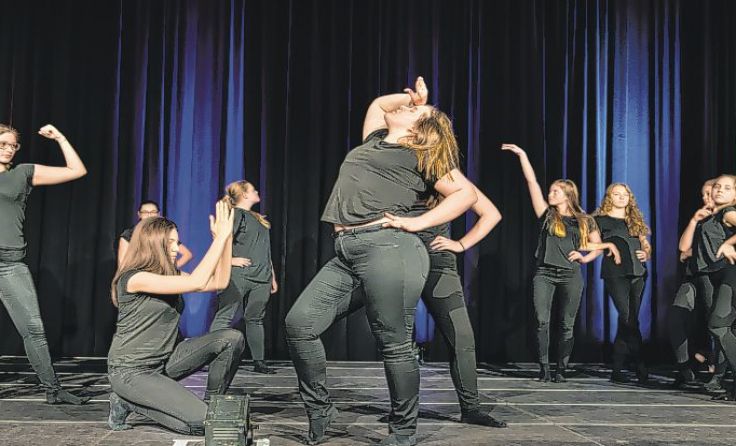 Junges Theater betrachtet ein Stück Gesellschaftsentwicklung. Foto: Dirk Mucha