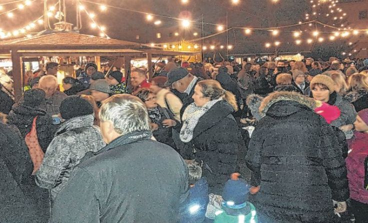 An zwei Wochenenden freut sich der Adventmarkt über viele Besucher. Foto: Ondrus