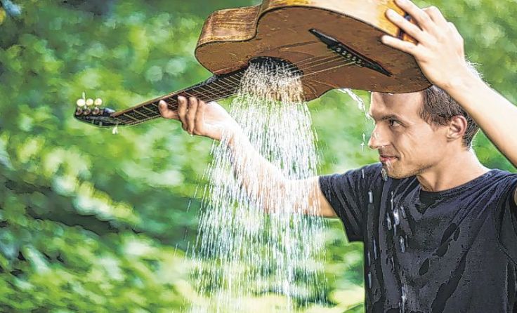 Gitarren-Meister lässt es in Bad Hall herzerfrischende Töne regnen. Foto: Lindorfer