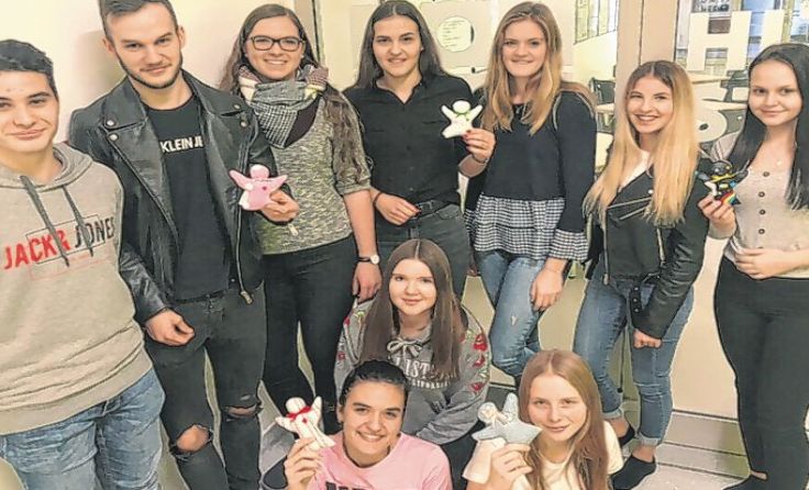 Eine Klasse der HLW Steyr lädt zum Nähnachmittag an ihrer Schule ein. Foto: HLW Steyr
