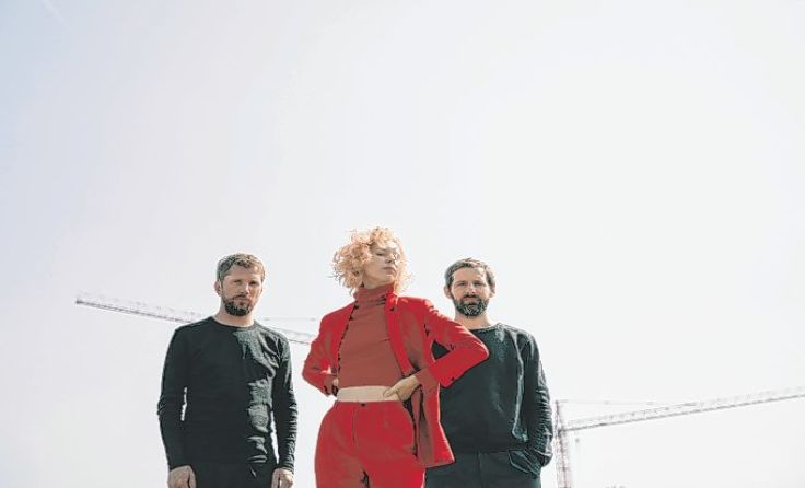 Singer-Songwriterin Mira Lu Kovacs ist Frontfrau des Wiener Trios. Foto: Ina Aydogan