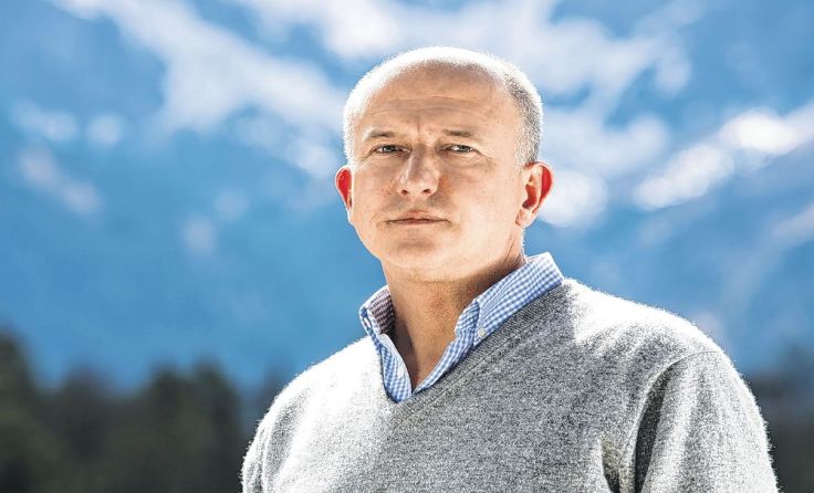 Der im Almtal lebende Roman-Autor besucht die Bücherei. Foto: Monika Löff