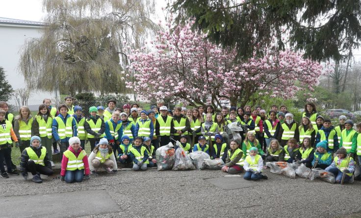 Krempelten die Ärmel für saubere Umwelt hoch: die Volksschüler aus Gleink Foto: Mader