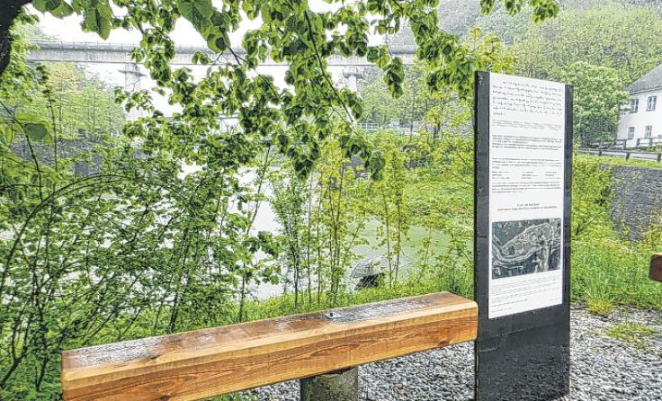 Tafel in Weyer erinnert an Retter beim Todesmarsch durchs Ennstal. Foto: Brunnthaler