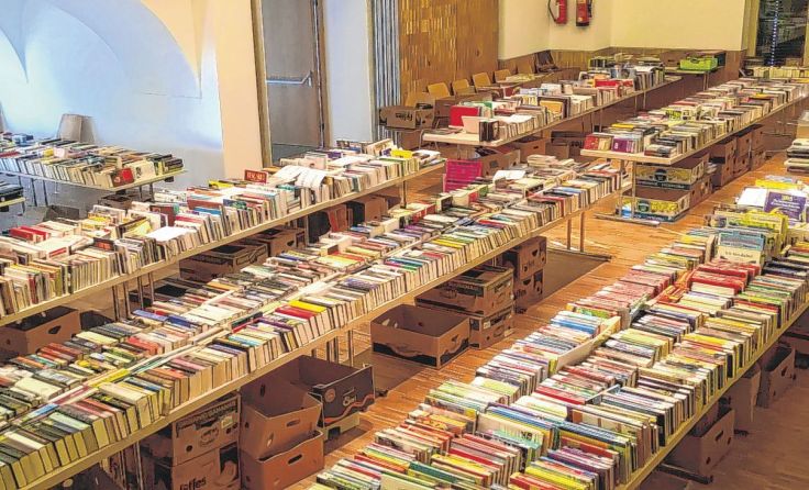 Lese-Schätze in Hülle und Fülle warten sorgfältig sortiert in Aschach. Foto: privat