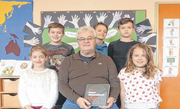 Münichholz-Geschichtsexperte Günter Rammerstorfer mit Volksschülern Foto: privat