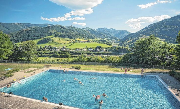 Mit herrlichem Ausblick kann das Großraminger Freibad aufwarten. Foto: Gemeinde
