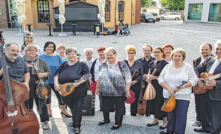 Steyrer Mandolinenorchester spielt vor dem Museum Arbeitswelt. Foto: Alfred Kokoll