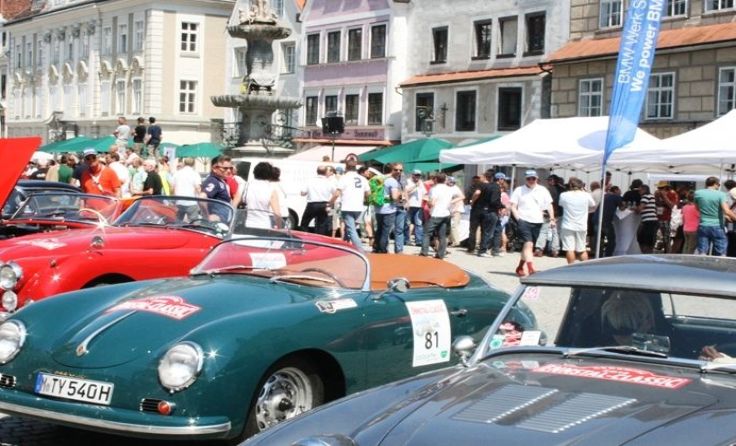 Viele bekannte Namen rollen in Steyr wieder in historischen Fahrzeugen an. Foto: OMSC