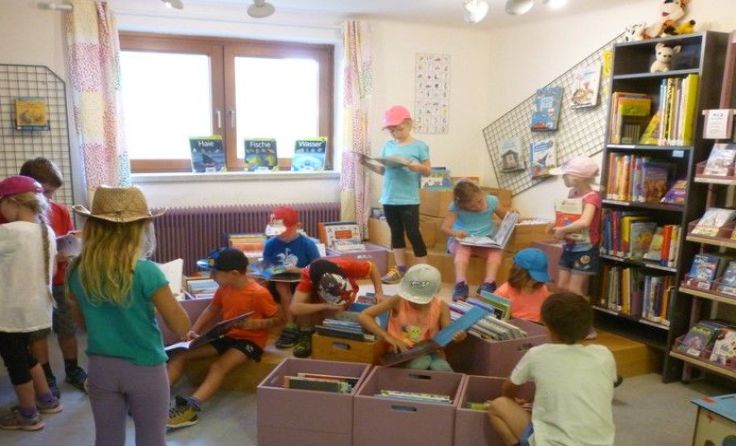 Kinder finden in den lokalen Bibliotheken stapelweise gute Unterhaltung. Foto: Brigitte Gegenhuber
