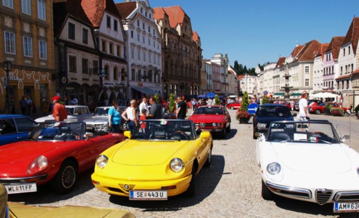 Südländische Automobile fahren wieder für den guten Zweck auf. Foto: Friedrich Fürtauer