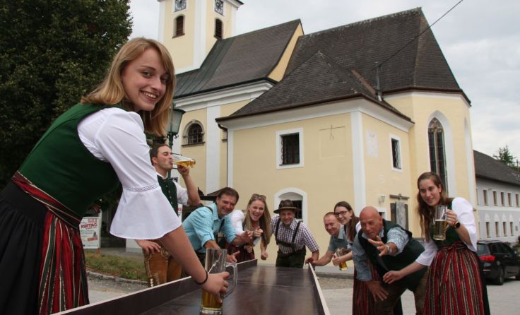 Heuer wird zum Bierkrug-Schieben mit passenden Preisen herausgefordert. Foto: F. Rath