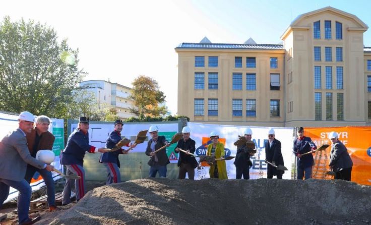 Vertreter der Stadt, der Stadtkapelle und der Baufirmen eröffneten die Baustelle. Foto: Mader