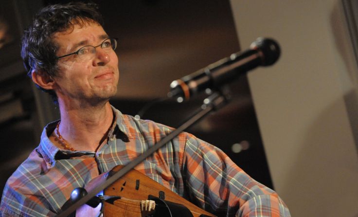 Matthias Loibner spielt seine Drehleier in der ganzen Welt. Foto: M. Moser