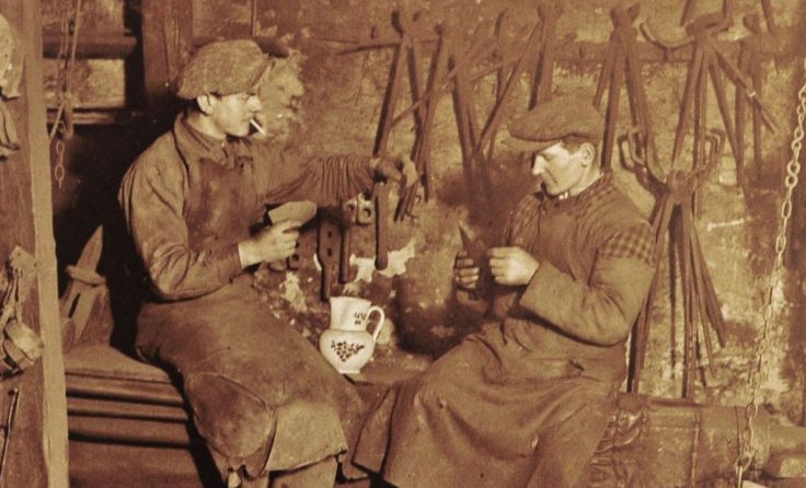 Im Bild: Hufeisenschmiede (Glasplattensammlung MAW)