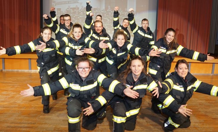 Die Garstner FF-Kameraden sorgen für eine abwechslungsreiche Ballnacht. Foto: Röck
