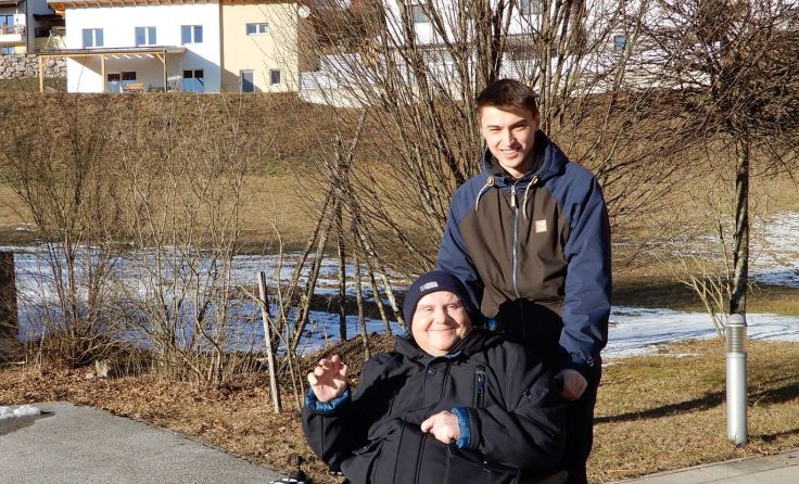 Stefan Schaupp aus Gaflenz mit Bewohner Eduard Stöcklmayr. Foto: Lebenshilfe OÖ