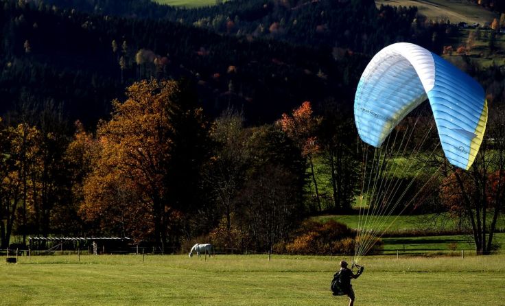 Andere Paragleiter eilten dem Verunfallten zu Hilfe Symbolfoto: vowe