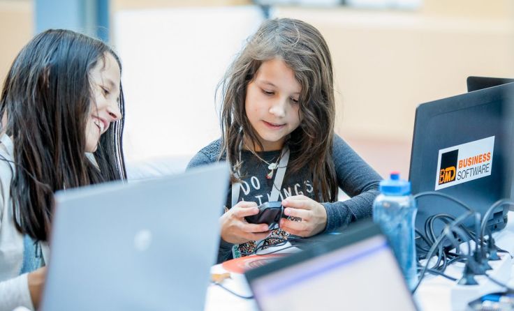 Die Kinder können erste eigene Spiele programmieren. Foto: Botagraph