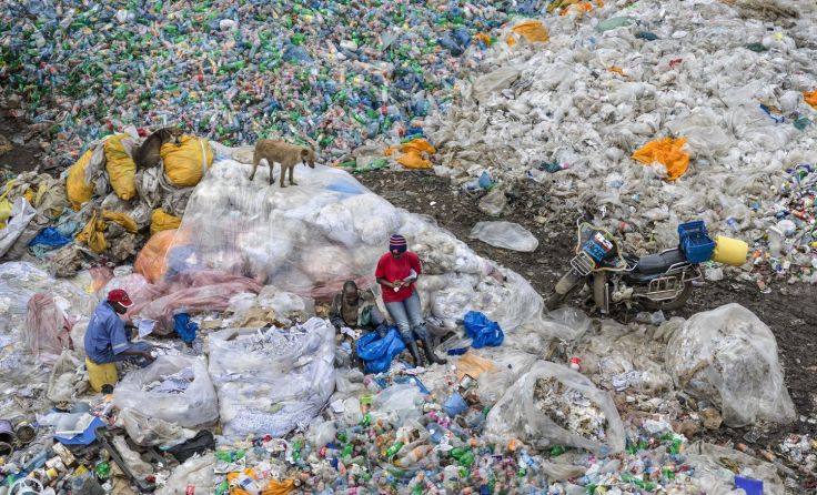 Plastik über Plastik Foto: Polyfilm/Burtynsky