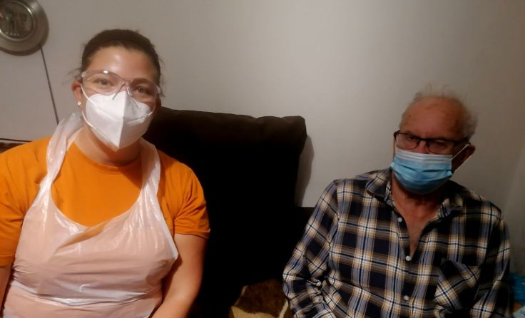 Lisa Kerschbaumsteiner aus Kleinreifling zuhause bei Leopold Böckl in Großraming Foto: Caritas