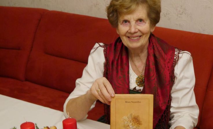 Klara Neustifter mit neuem Buch Foto: privat