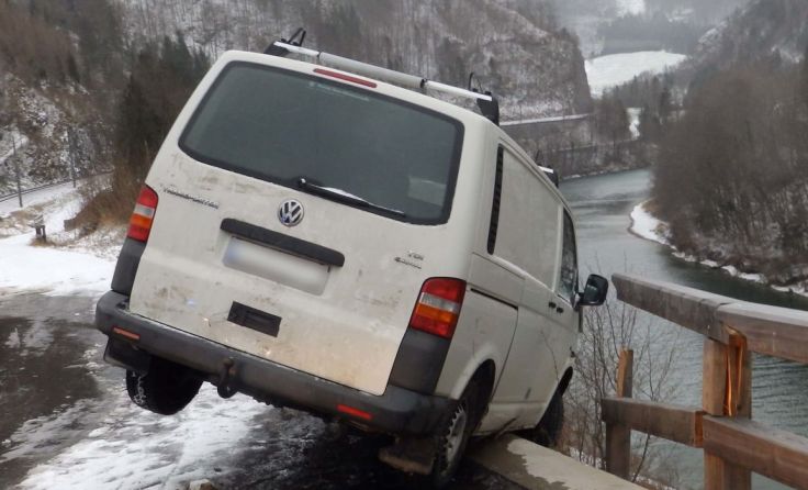Glück im Unglück für einen Lenker in Weyer Fotos: AFK Weyer