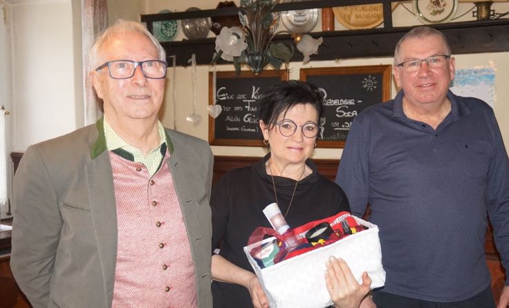 Die Wirtsleute Toni und Michaela Kases mit Bgm. Kellnreitner (li.) Foto: Gemeinde