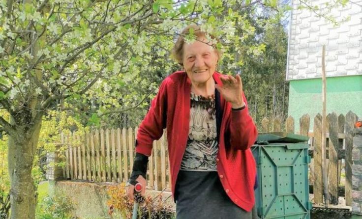 Anna Obermayr im Garten unter ihrem Zwetschgenbaum (Foto: privat)