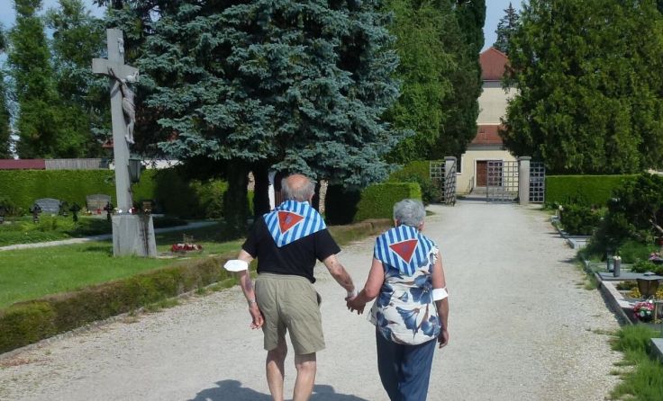 Giuseppe Valota mit seiner Frau am Friedhof in Steyr (Foto: Mauthausen Komitee Steyr)