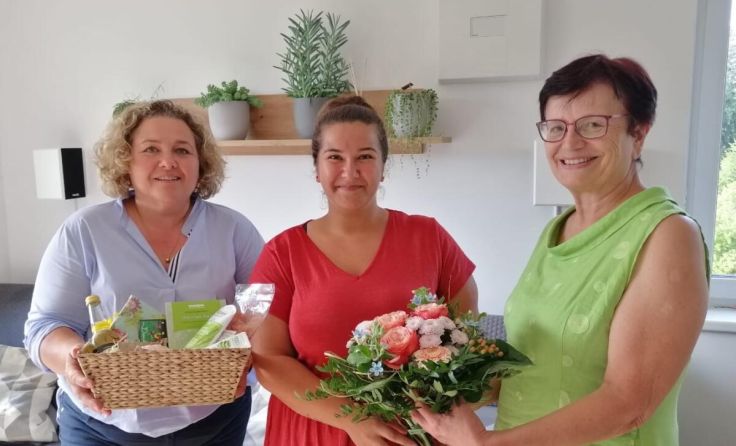 Bgm. Annemarie Wolfsjäger (l.) und Johanna Derfler mit Valentina Lumplecker (Mi.) (Foto: privat)