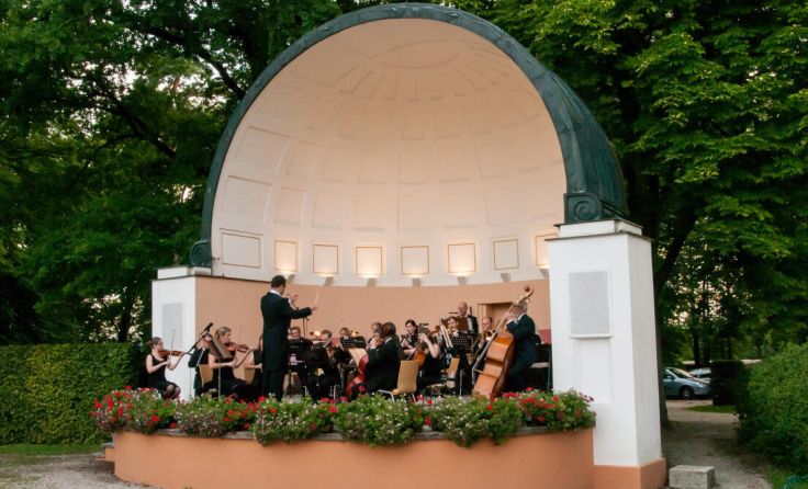 Das Kurorchester spielt im blühenden Ambiente auf. (Foto: TVB Bad Hall)
