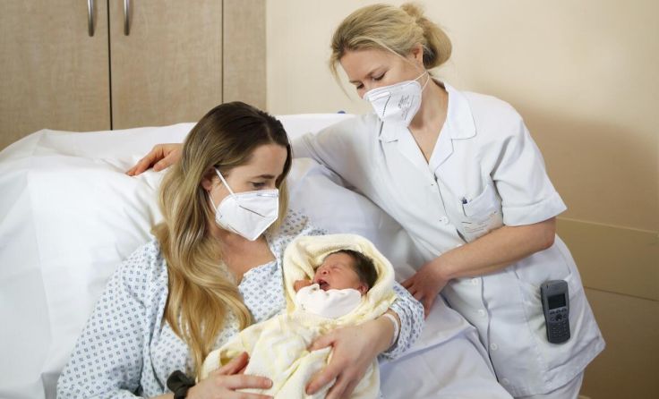 Hebamme Elisabeth Gruber mit Mutter und Kind (Foto: OÖG)