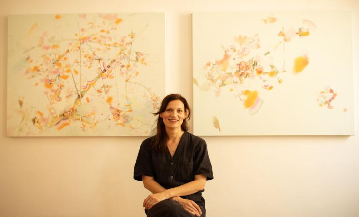 Cinthia Mitterhuber vor ihren Gemälden (Foto: privat)