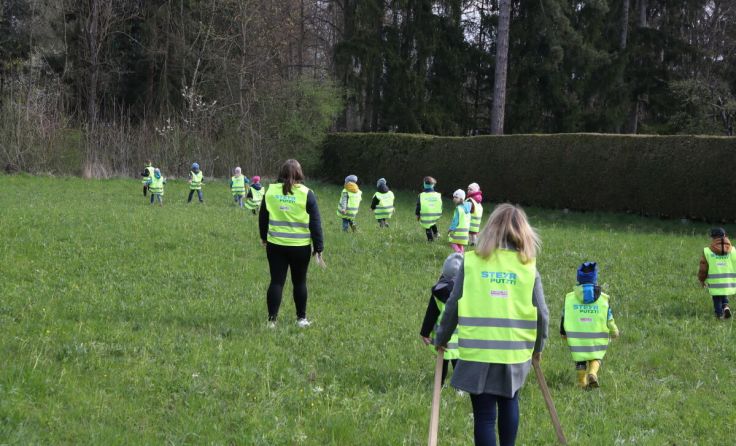 Die Steyrer Kindergartenkinder sind alljährlich besonders tüchtige Helfer. (Foto: Mader)