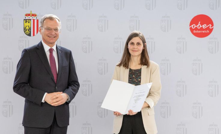 Künstlerin Marlene Maier mit LH Stelzer (Foto: Land OÖ/Schaffner)